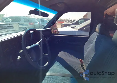 1998 Chevrolet C1500 Fleetside z USA, uszkodzony, nr VIN 1GCEC14WXWZ242624